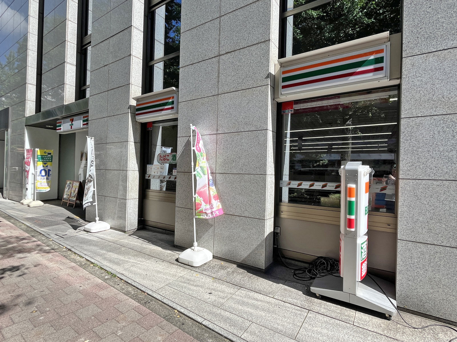 隣のセブンイレブン日本橋本町3丁目店