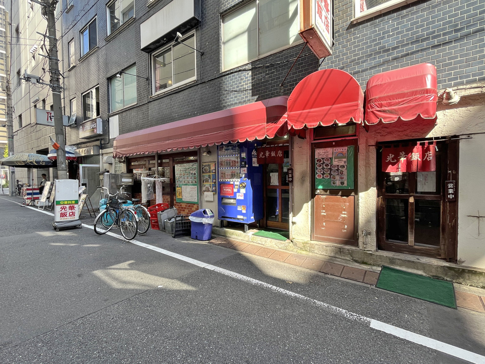 付近には飲食店が充実
