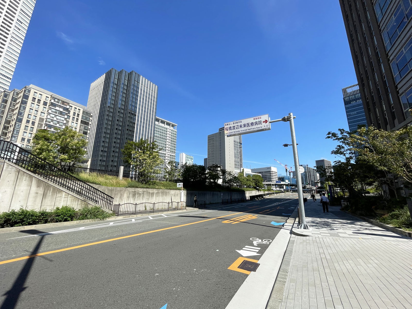 三井リンクラボ中之島前面の通り