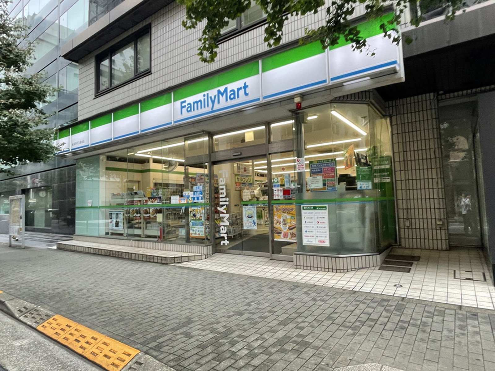 徒歩2分のファミリーマート紀尾井町三番地店