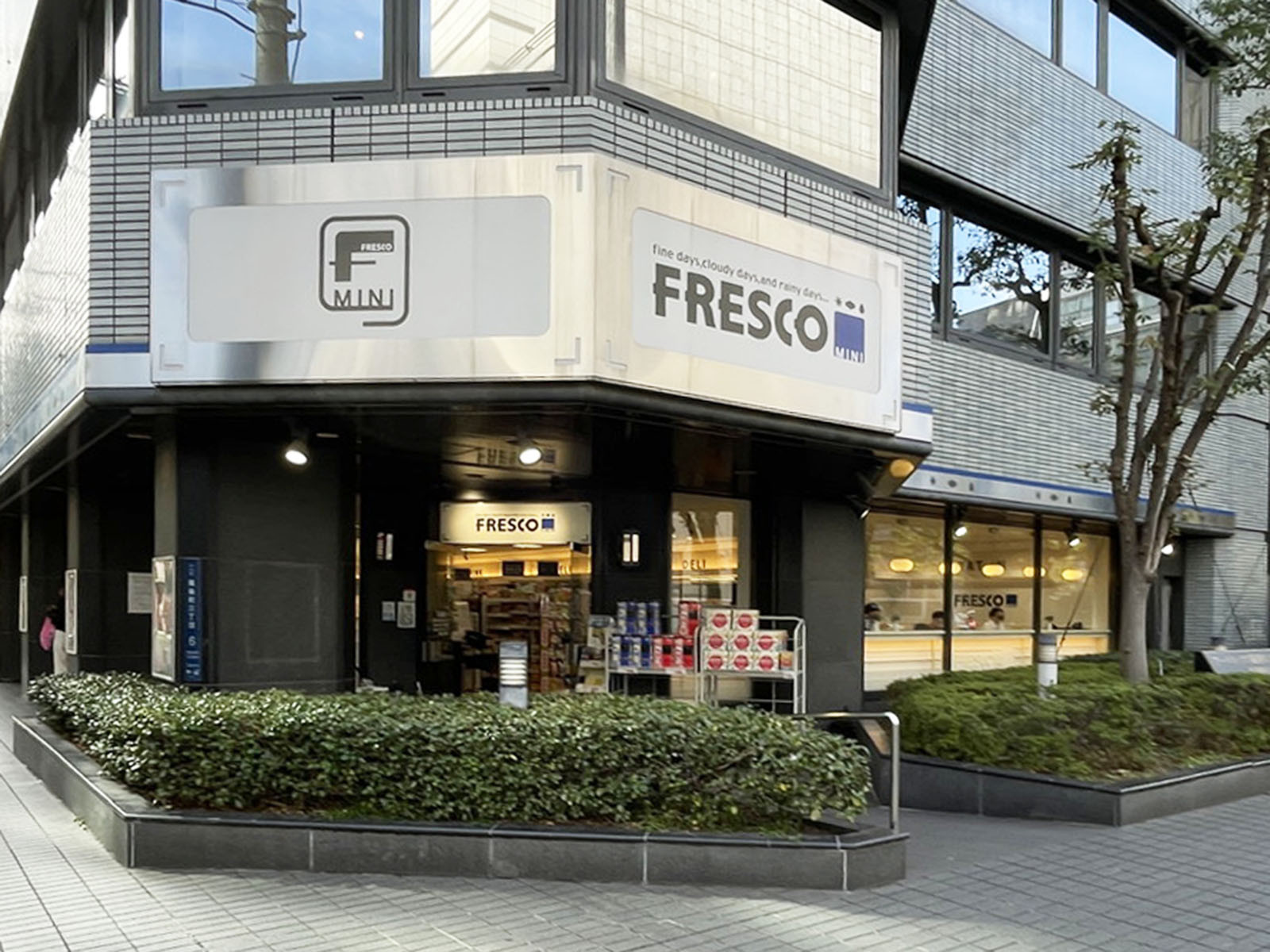 斜め向かいにあるフレスコミニ 御堂筋本町店