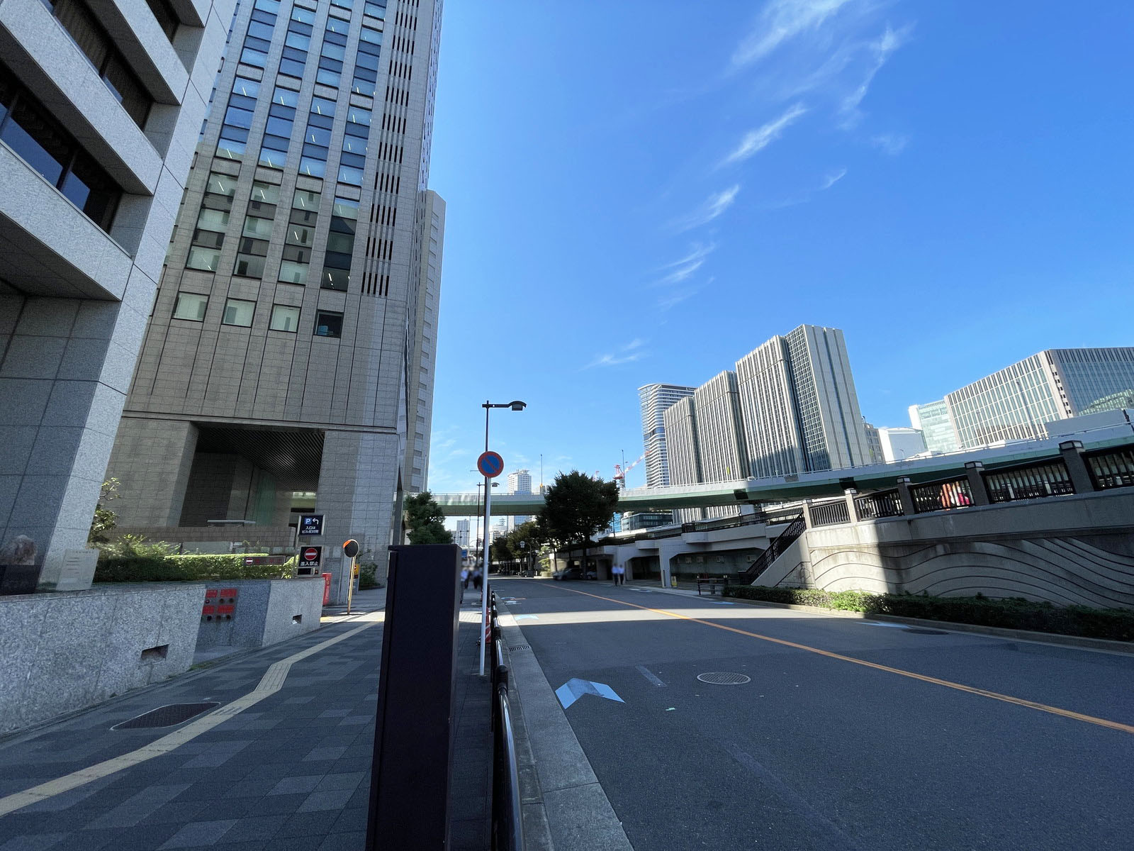 大阪三井物産ビル前面の通り