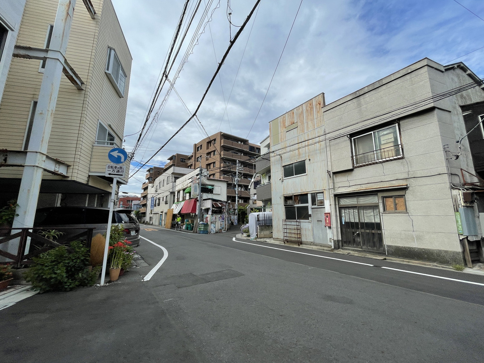 小塙ビル前面の通り