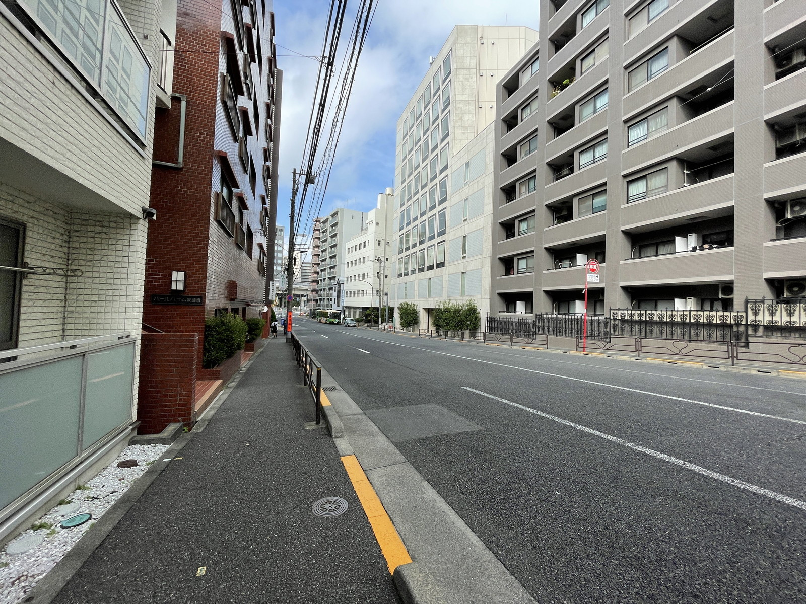 白岩ビル前面の通り