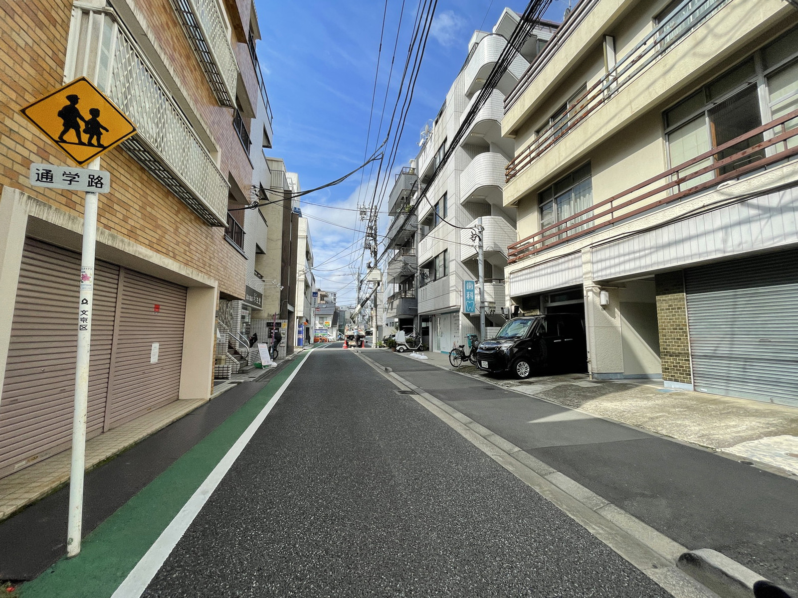 岡本ビル前面の通り