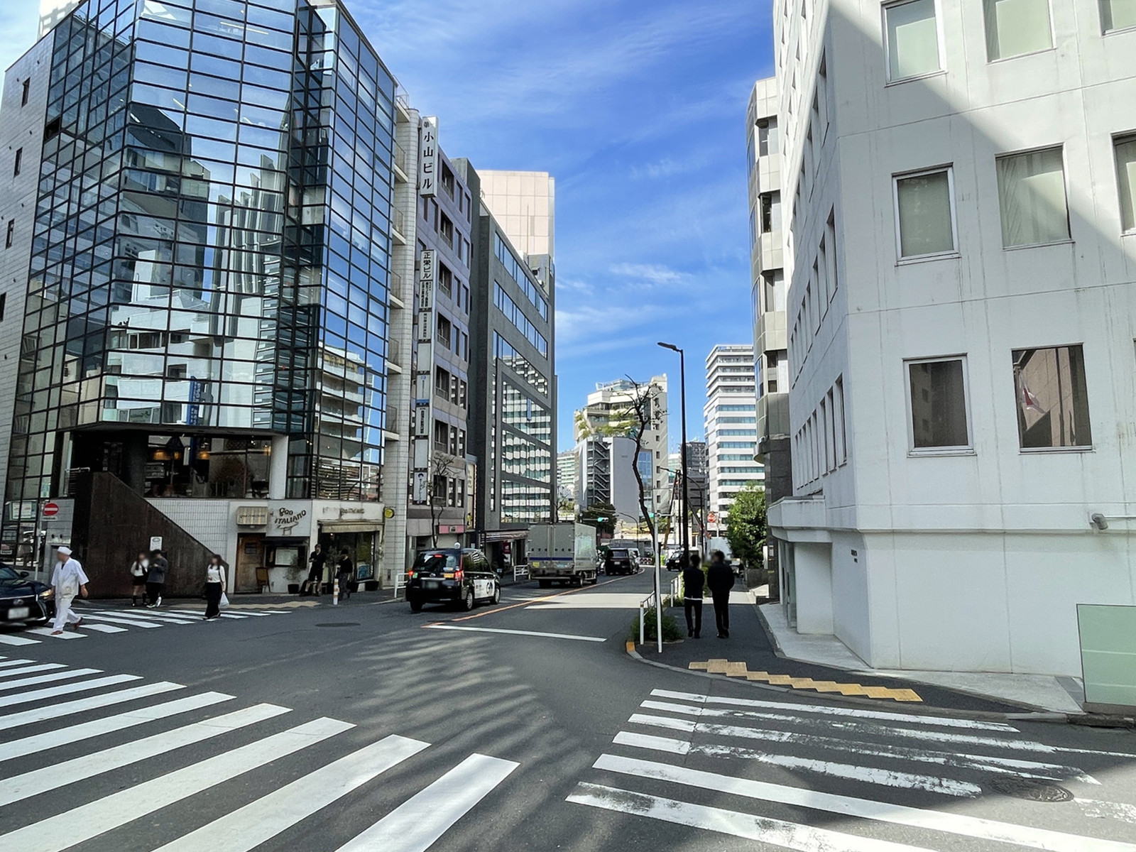 八千代ビル前面の美竹通り