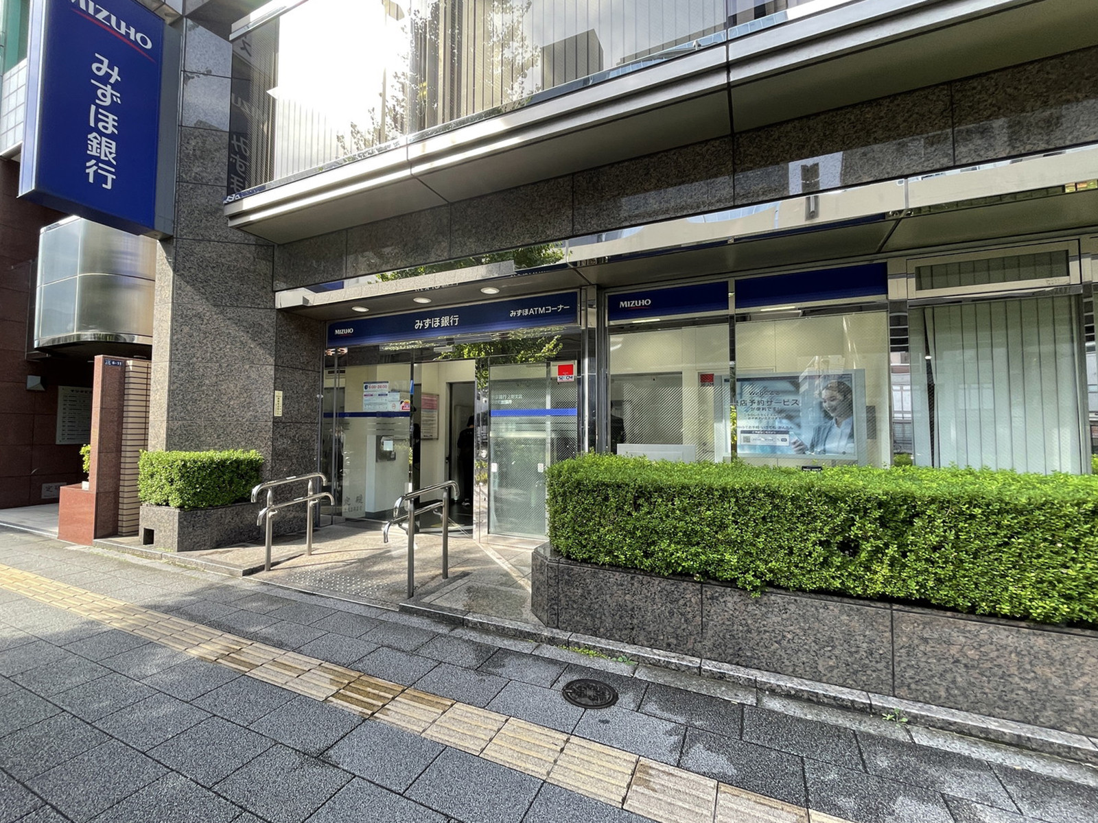 徒歩2分のみずほ銀行ATMコーナー