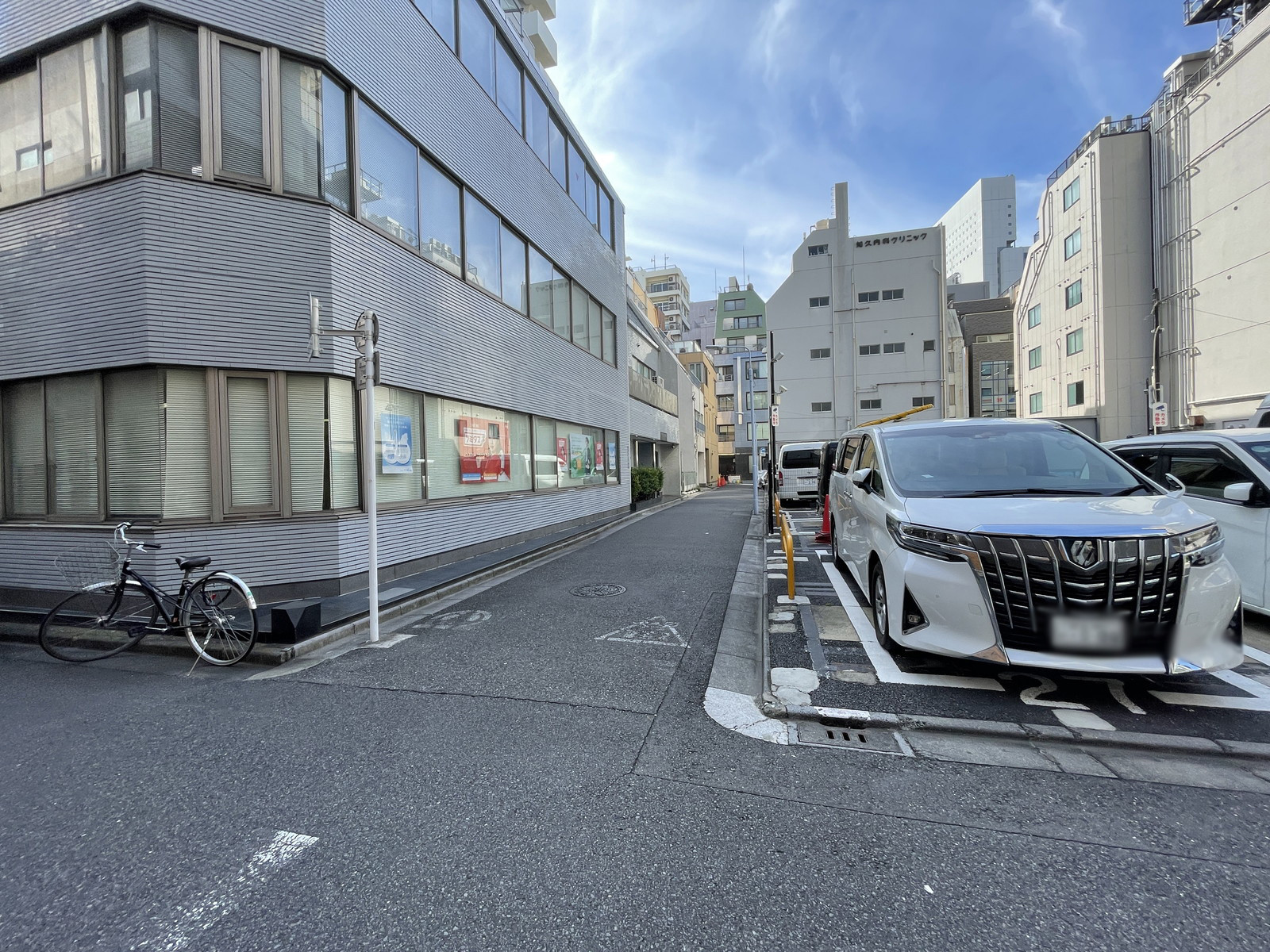 鈴やビル前面の通り
