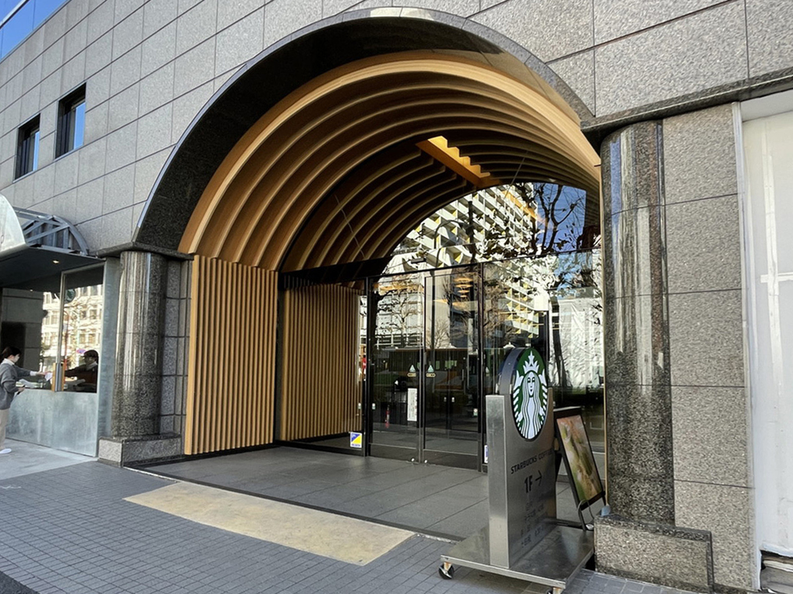 近くのスターバックスコーヒー 神宮前6丁目店