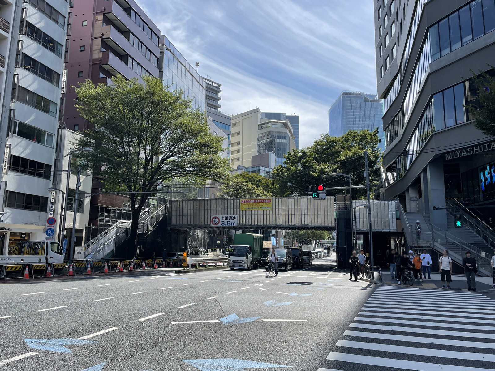 越一ビル前面の明治通り
