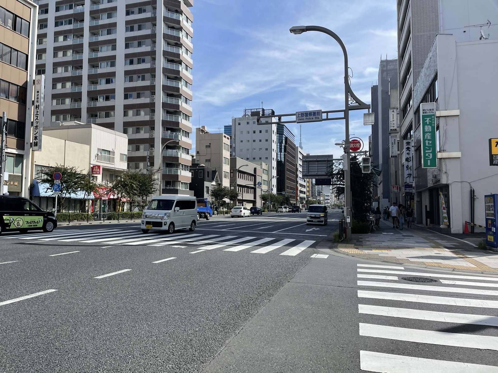 上野パークビル前面の浅草通り