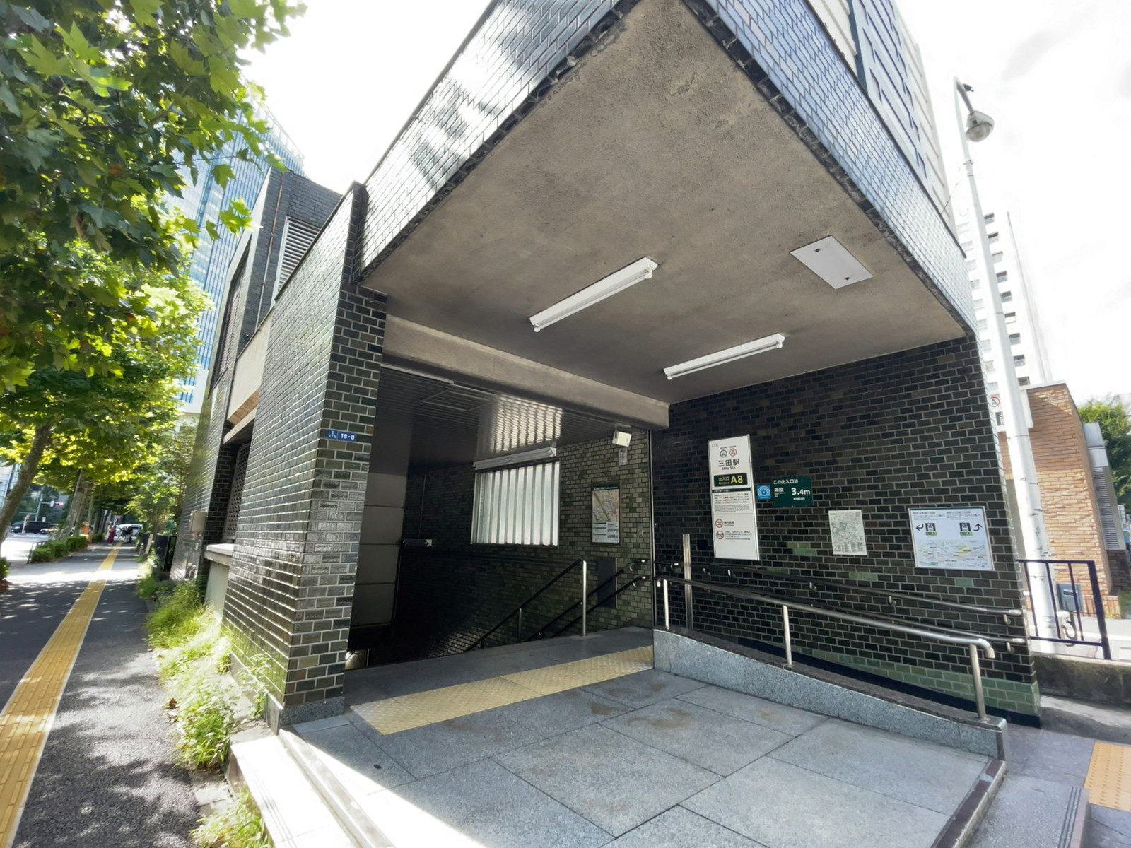 徒歩圏内の「三田駅」
