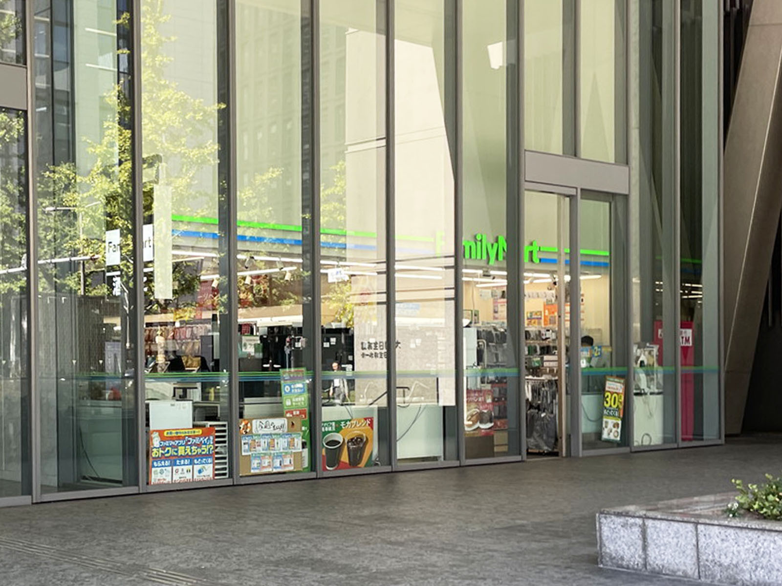 並びにあるファミリーマート 伏見町四丁目店
