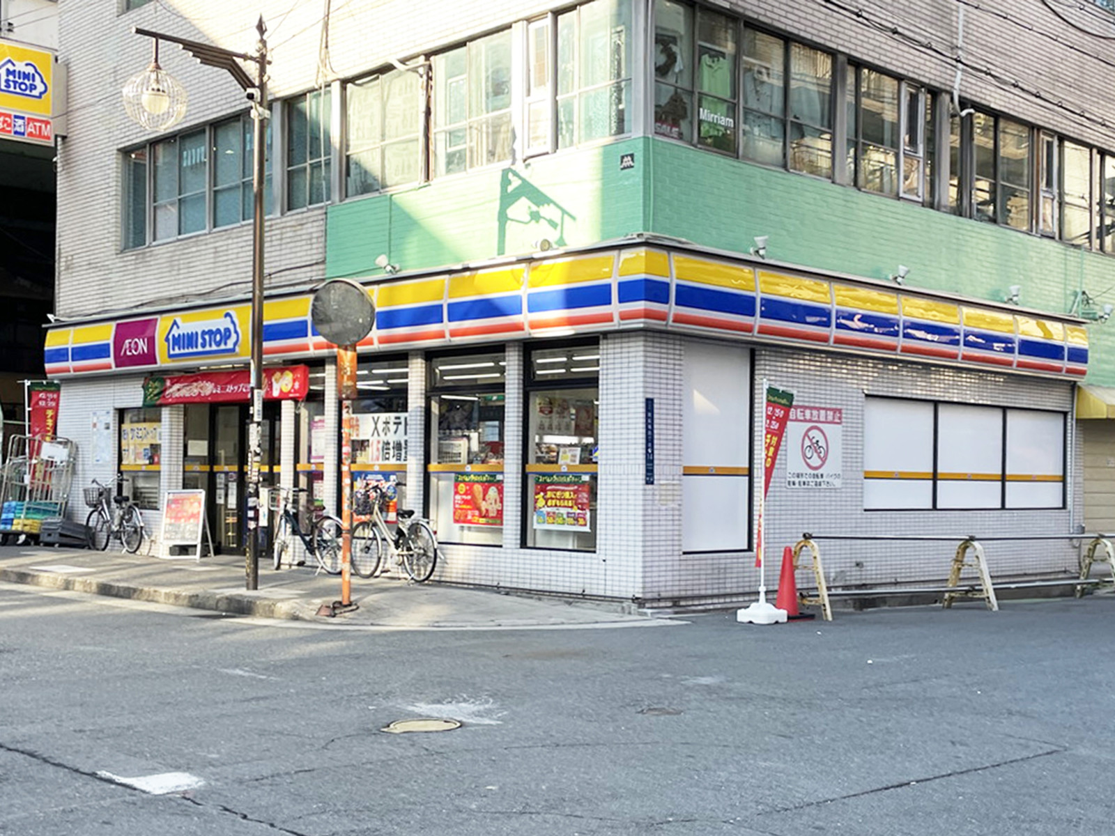 斜め向かいにあるミニストップ 南船場店