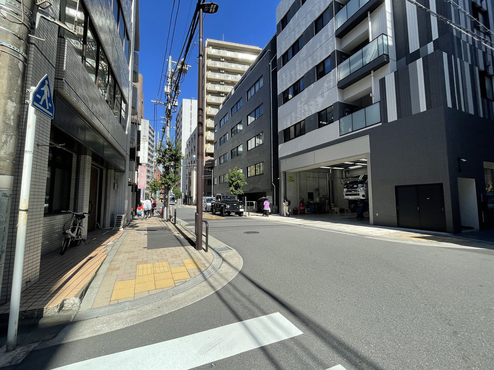 RECビル前面の通り