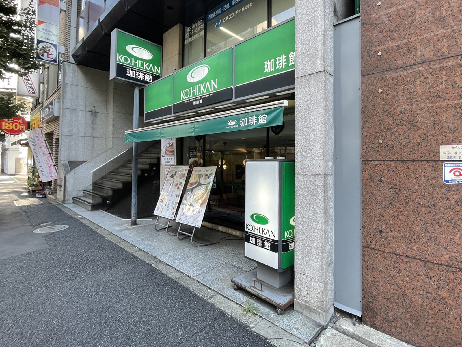 周辺には飲食店が点在