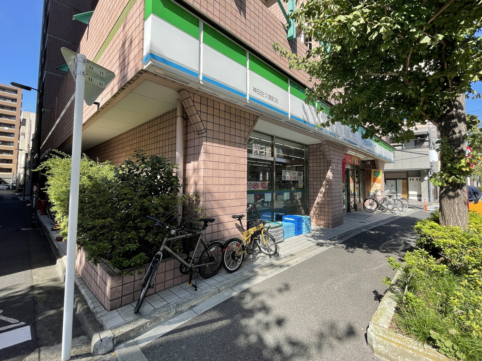 徒歩2分のファミリーマート神田佐久間町店