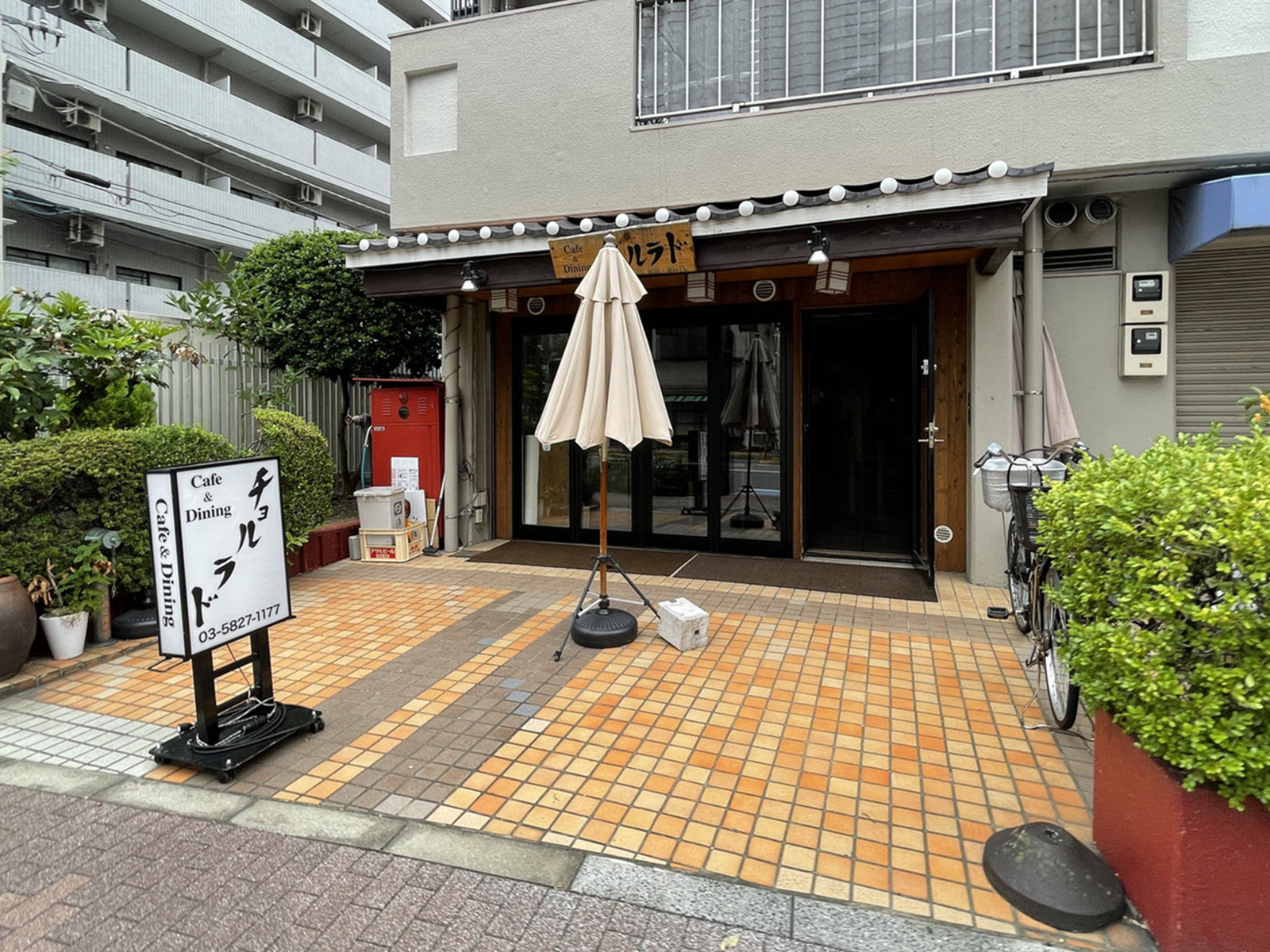 周辺には飲食店があり