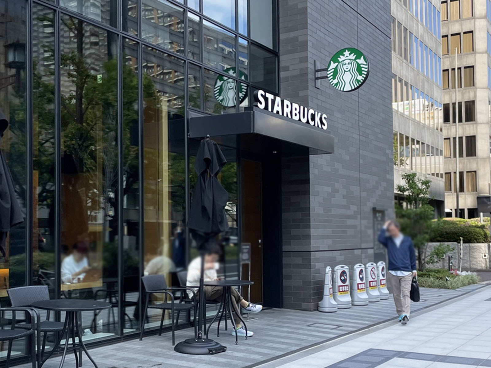 並びにあるスターバックスコーヒー 南御堂ビルディング店