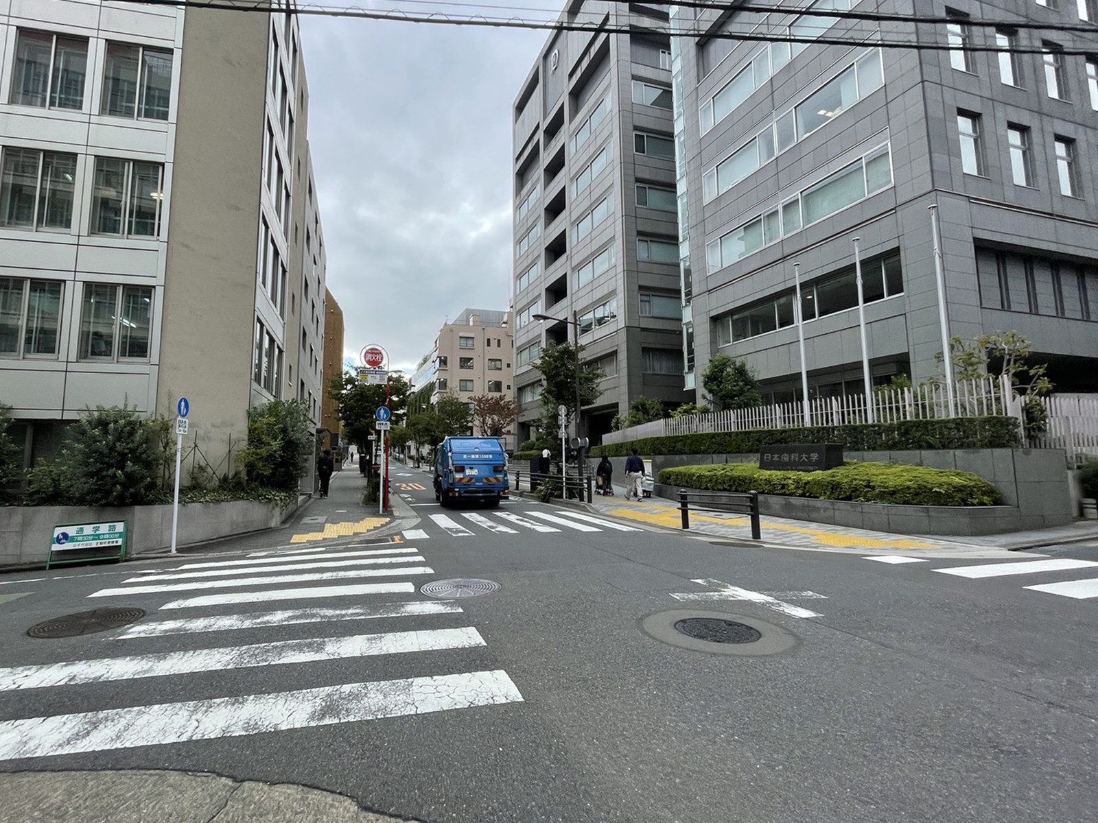 田中ビル前面の通り