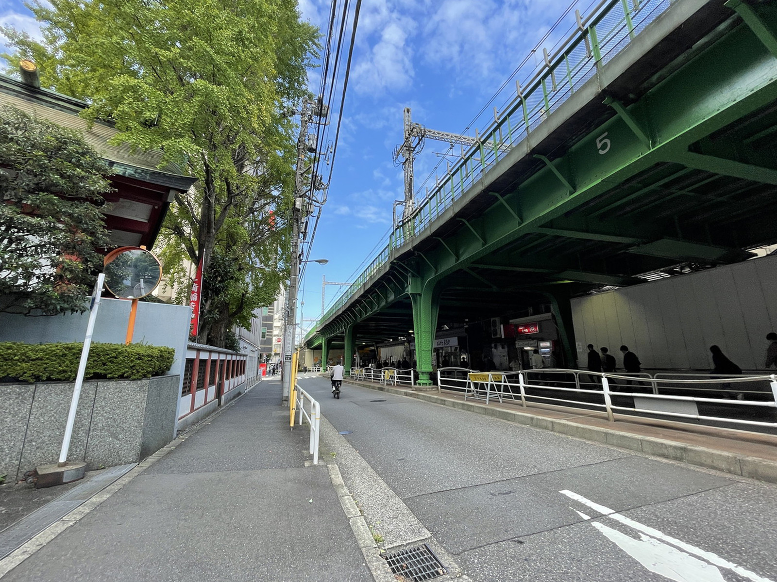 弥栄ビル前面の通り