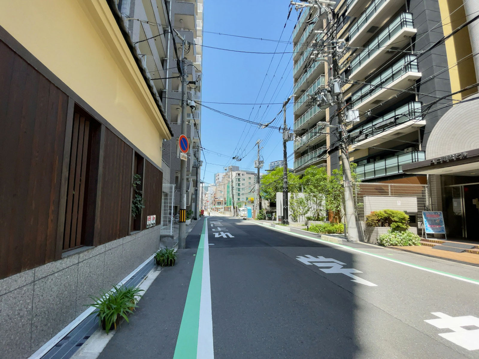 ユニ老松ビル前面の通り