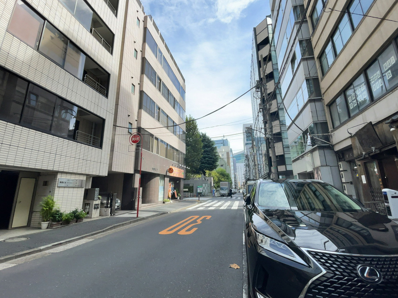西新橋YSビル前面の通り