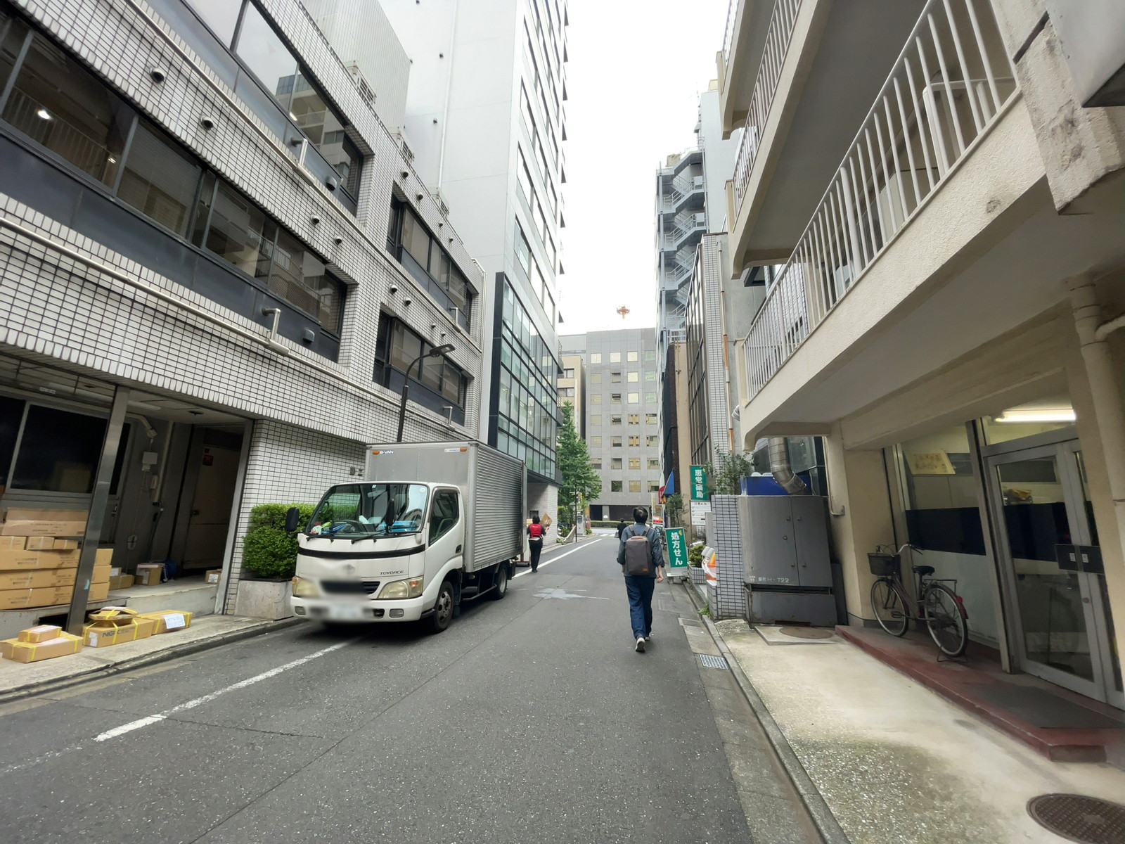 御成門コープ前面の通り