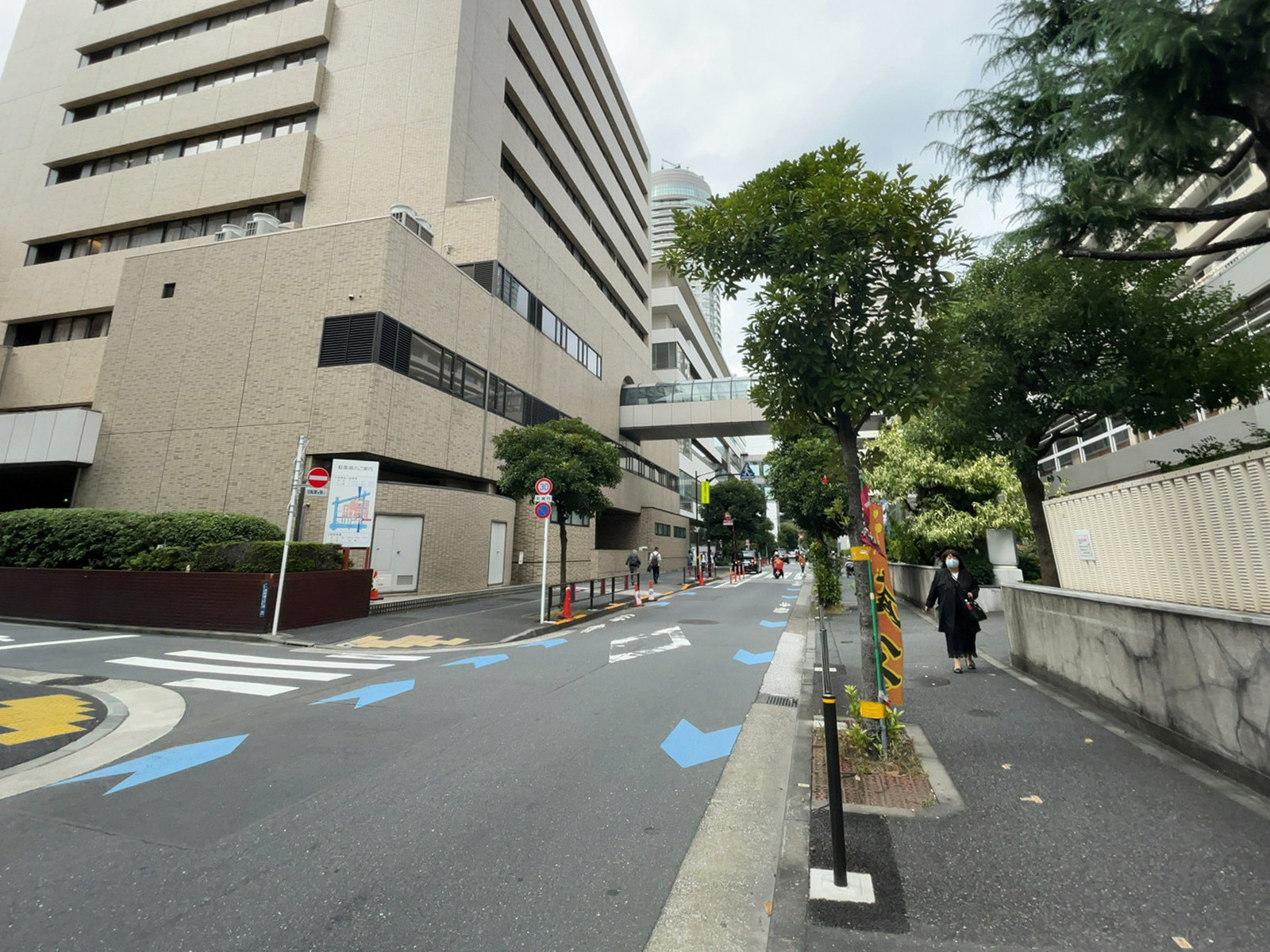 東京建硝ビル前面の通り