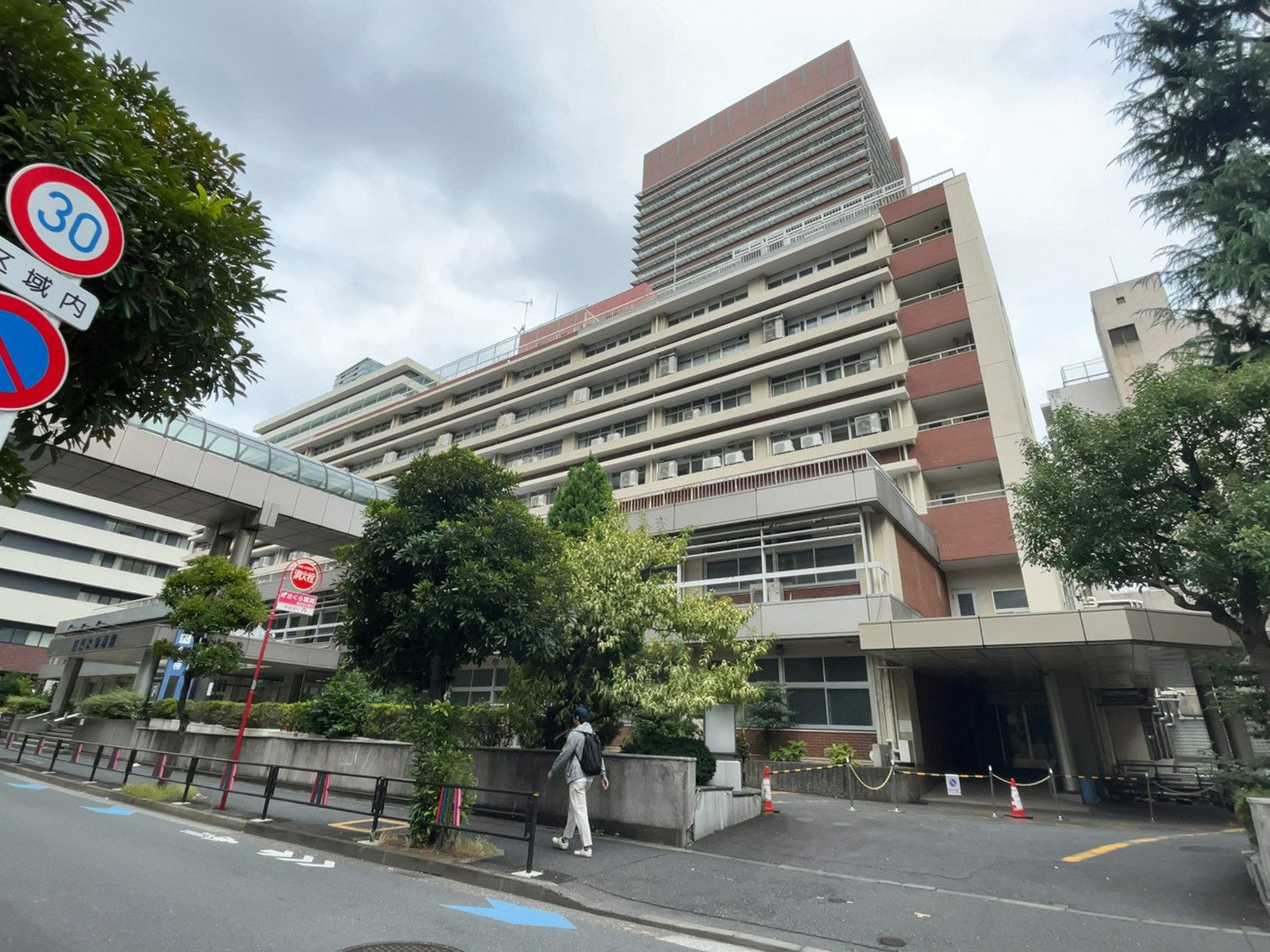 徒歩1分の慈恵大学病院