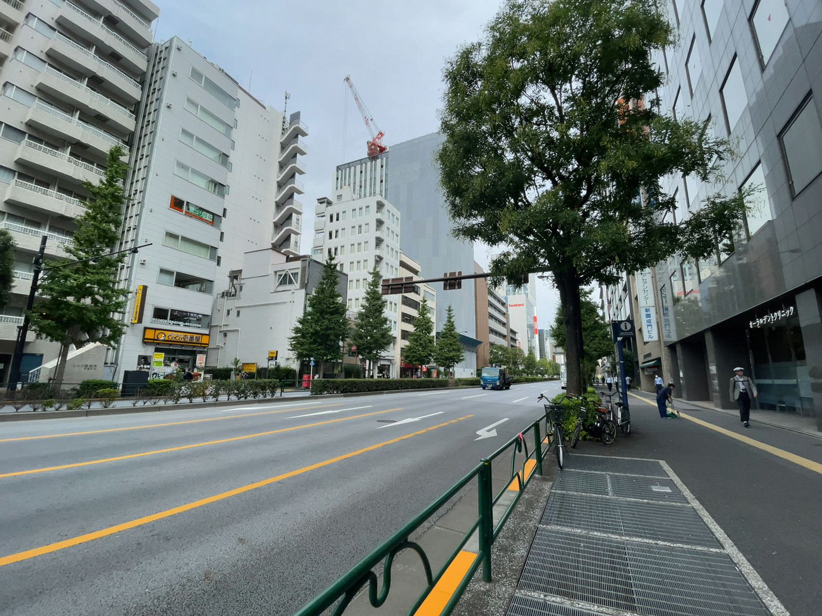 菱進御成門ビル前面の通り