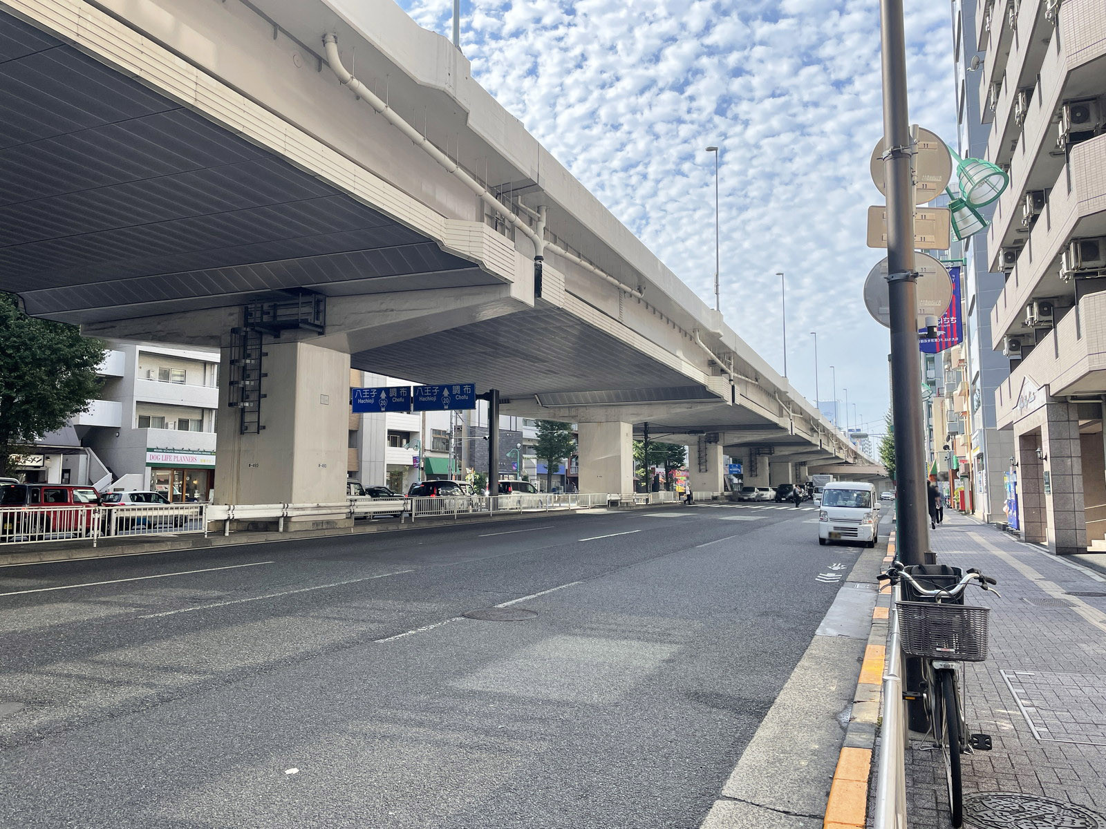 笹塚明和ビル前面の甲州街道