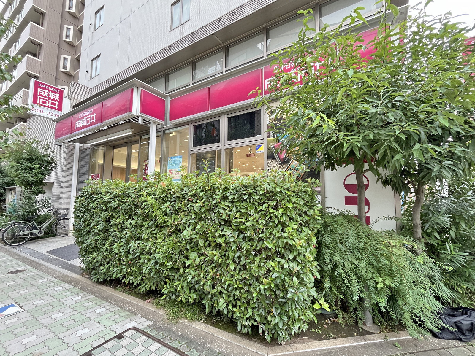 徒歩1分の成城石井東麻布店