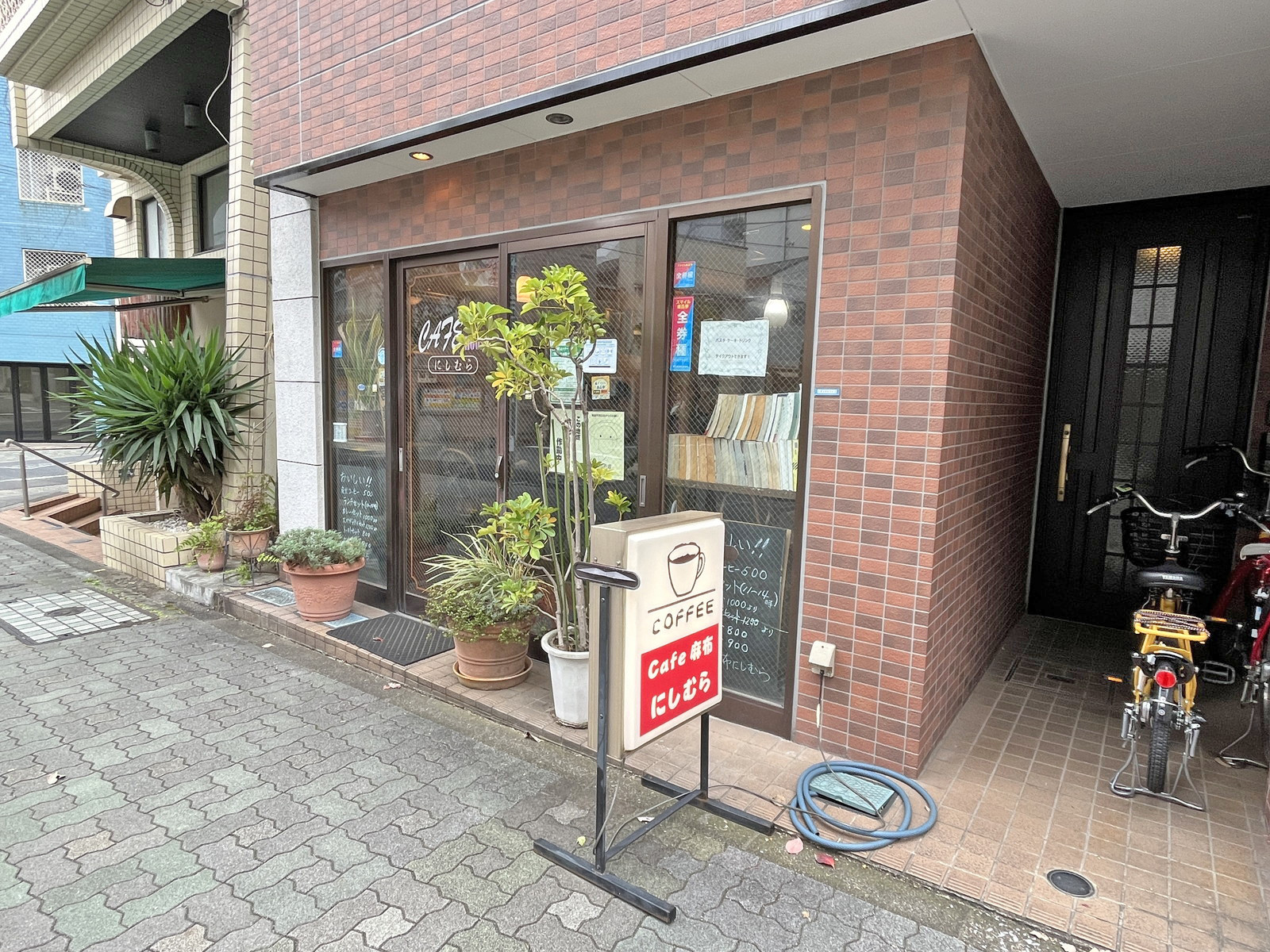 隣のカフェ麻布にしむら