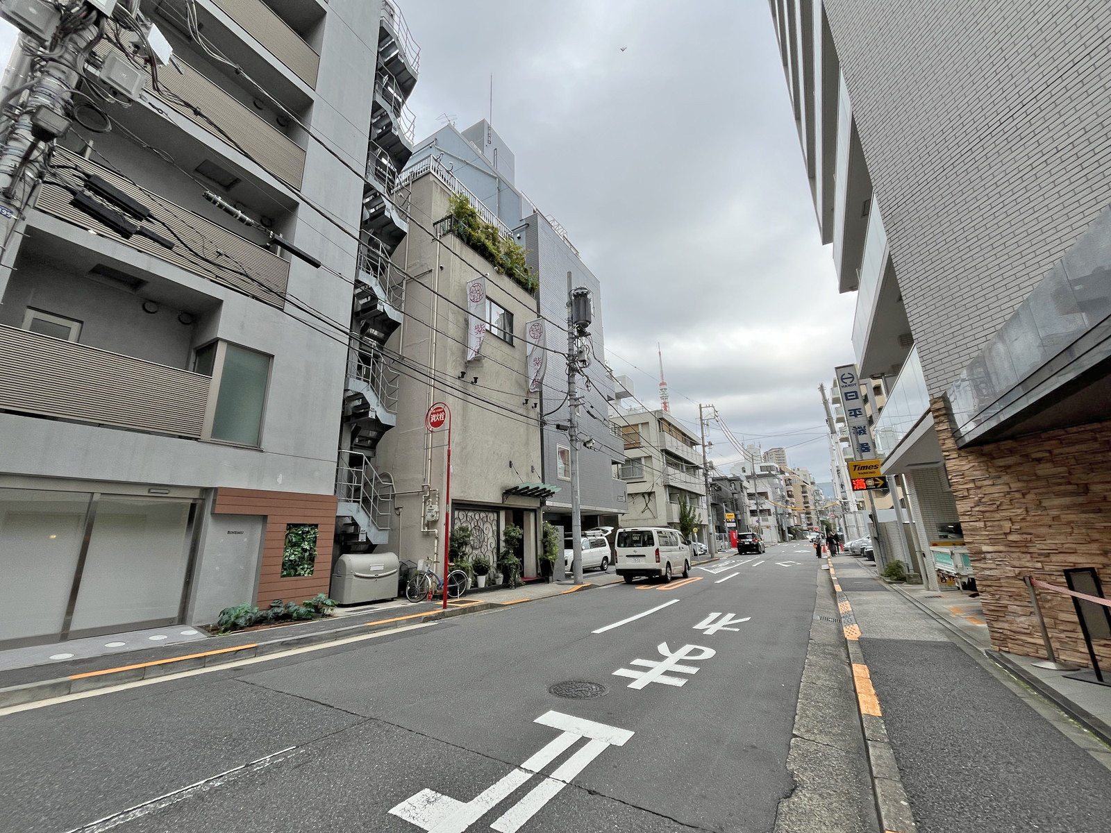 東麻布三丁目ビル前面通り