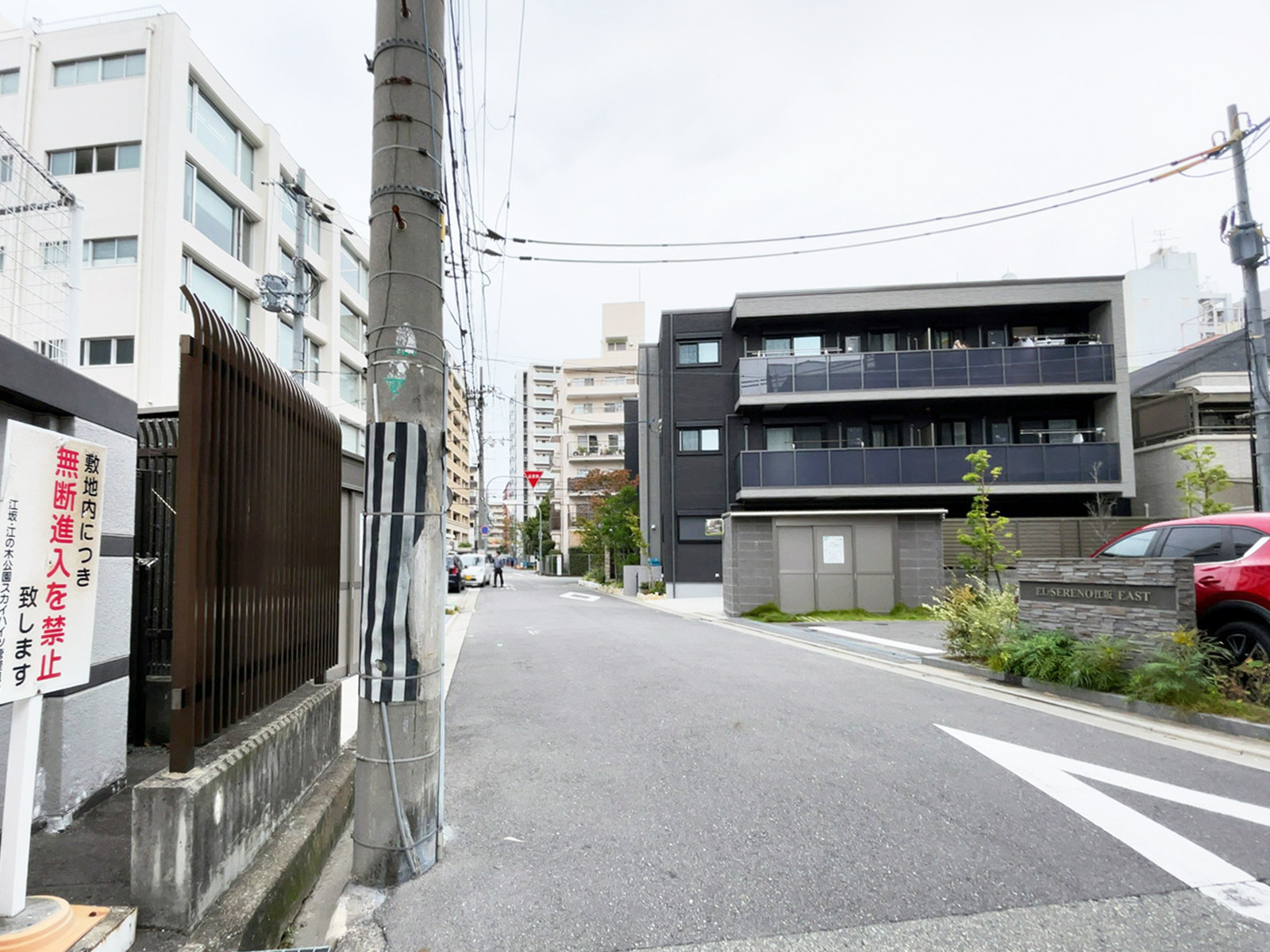 クツワビル前面の通り