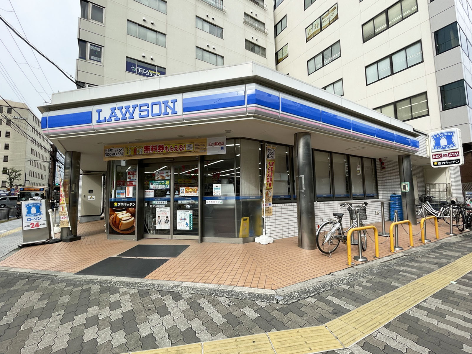 並びにある
ローソン 江坂駅前店