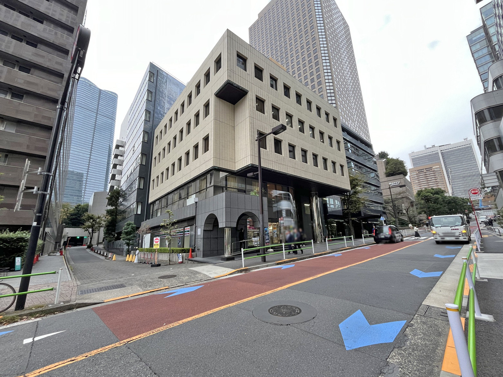 神谷町プライムプレイス前面通り