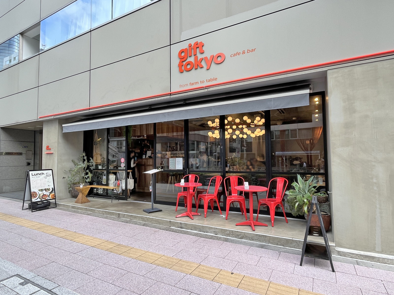 隣のgift tokyo cafe & bar