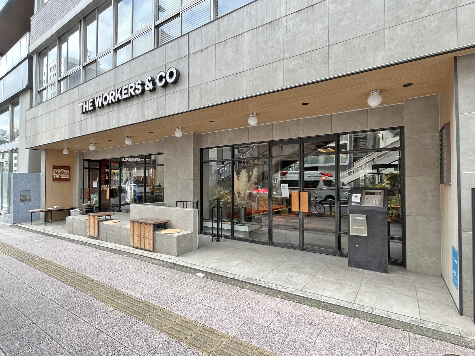 向かいの通りのRISE & WIN Brewing Co. KAMIKATZ TAPROOM