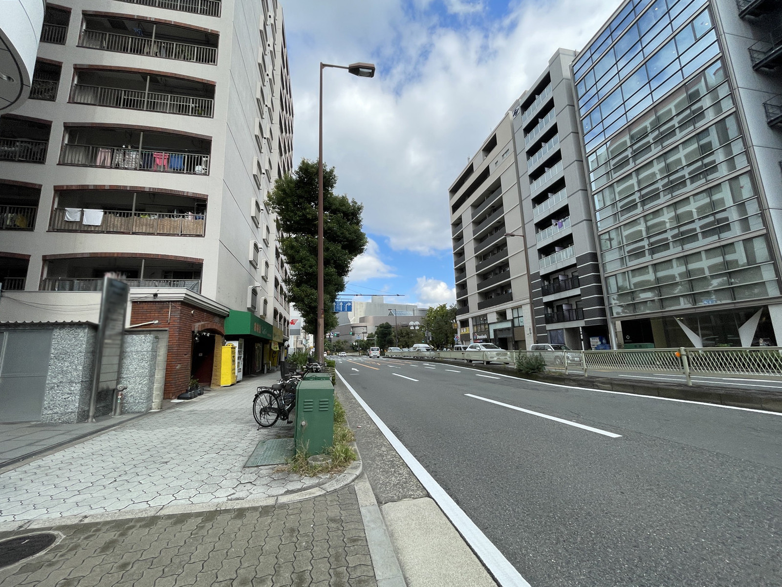 ブリリアントタワー前面の通り