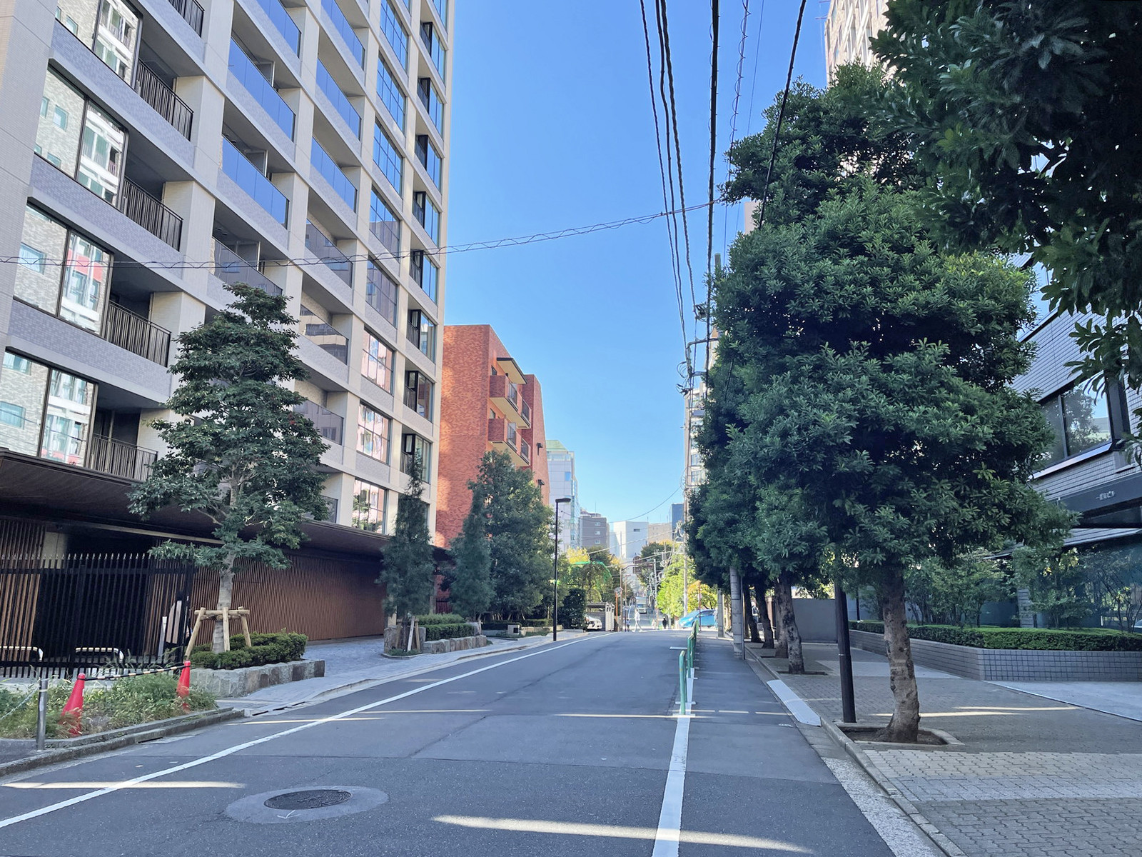 共同ビル一番町前面の番町中央通り