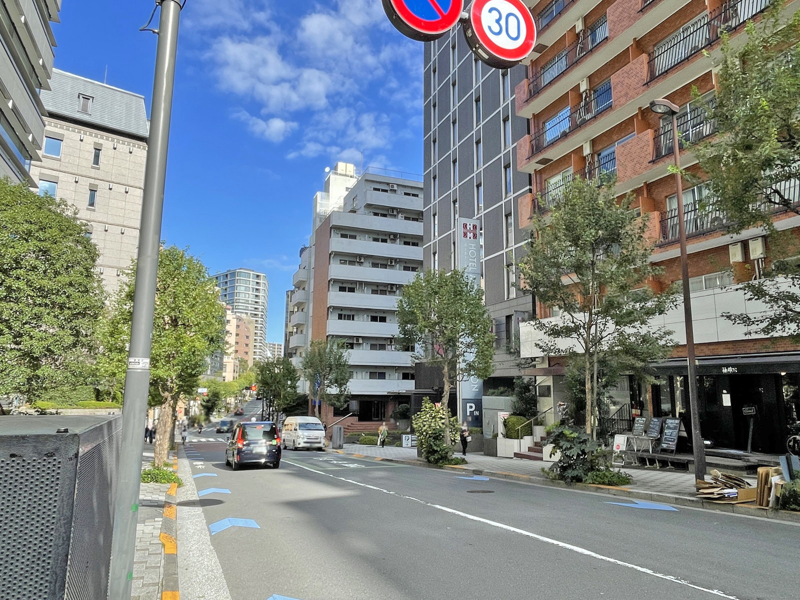 フロントプレイス千代田一番町前面の半蔵門駅通り