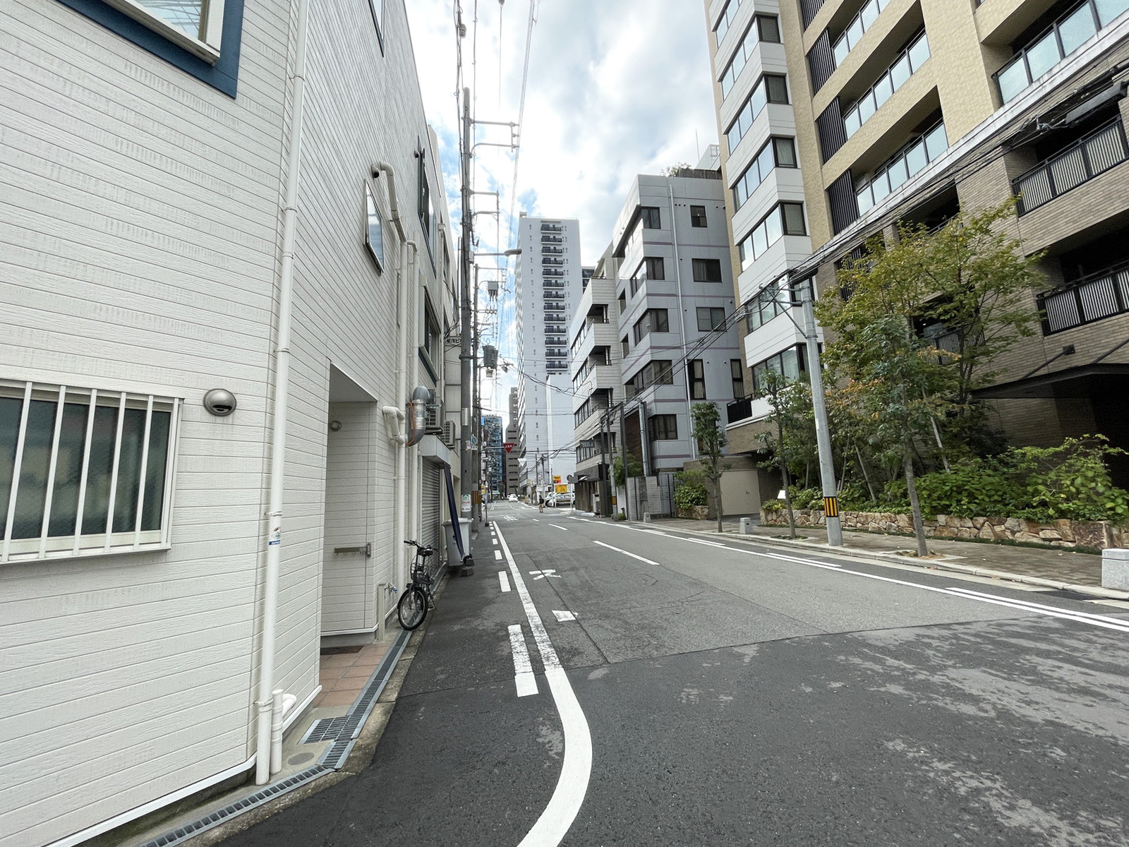 高橋ビル東6号館前面の通り