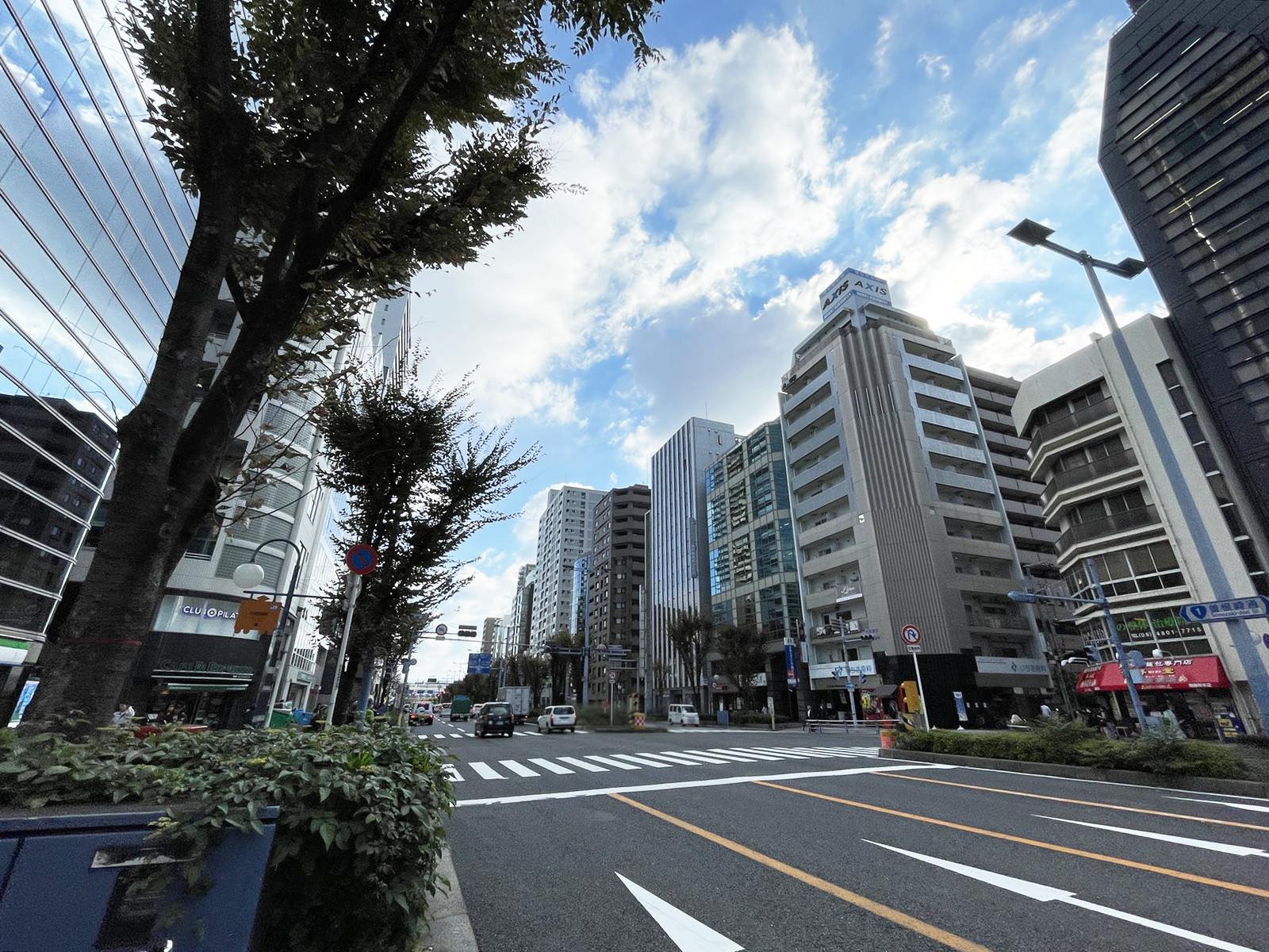 若杉センタービル本館前面の通り