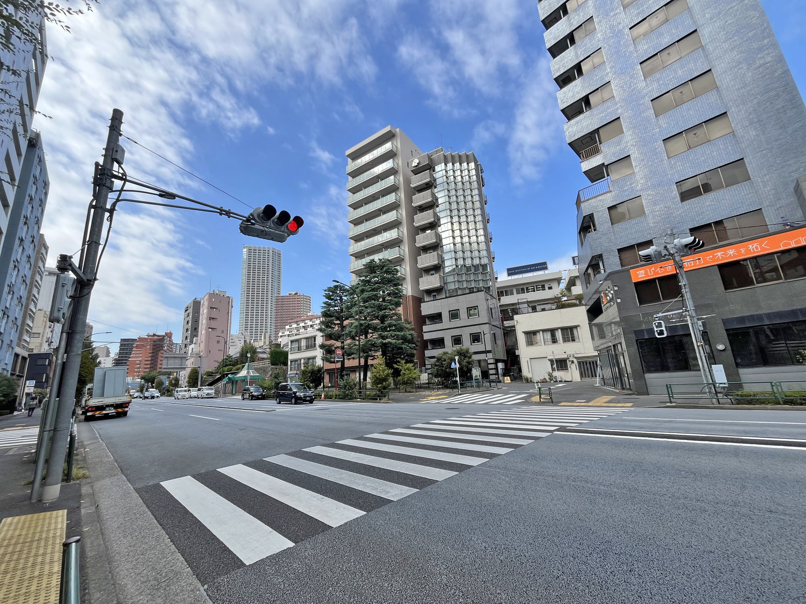 富士ビル前面の靖国通り