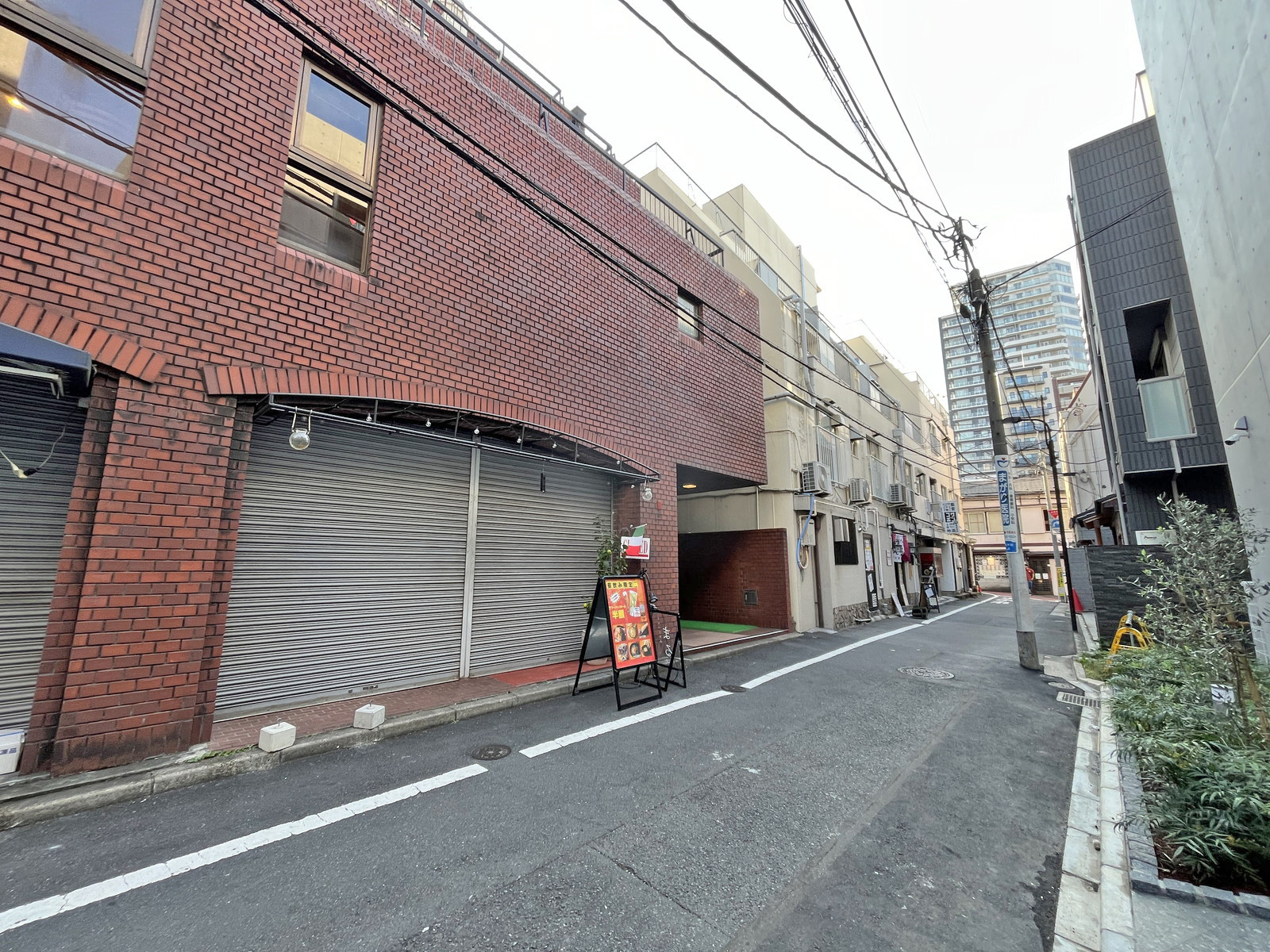 荒木町ガーデンズ前面通り