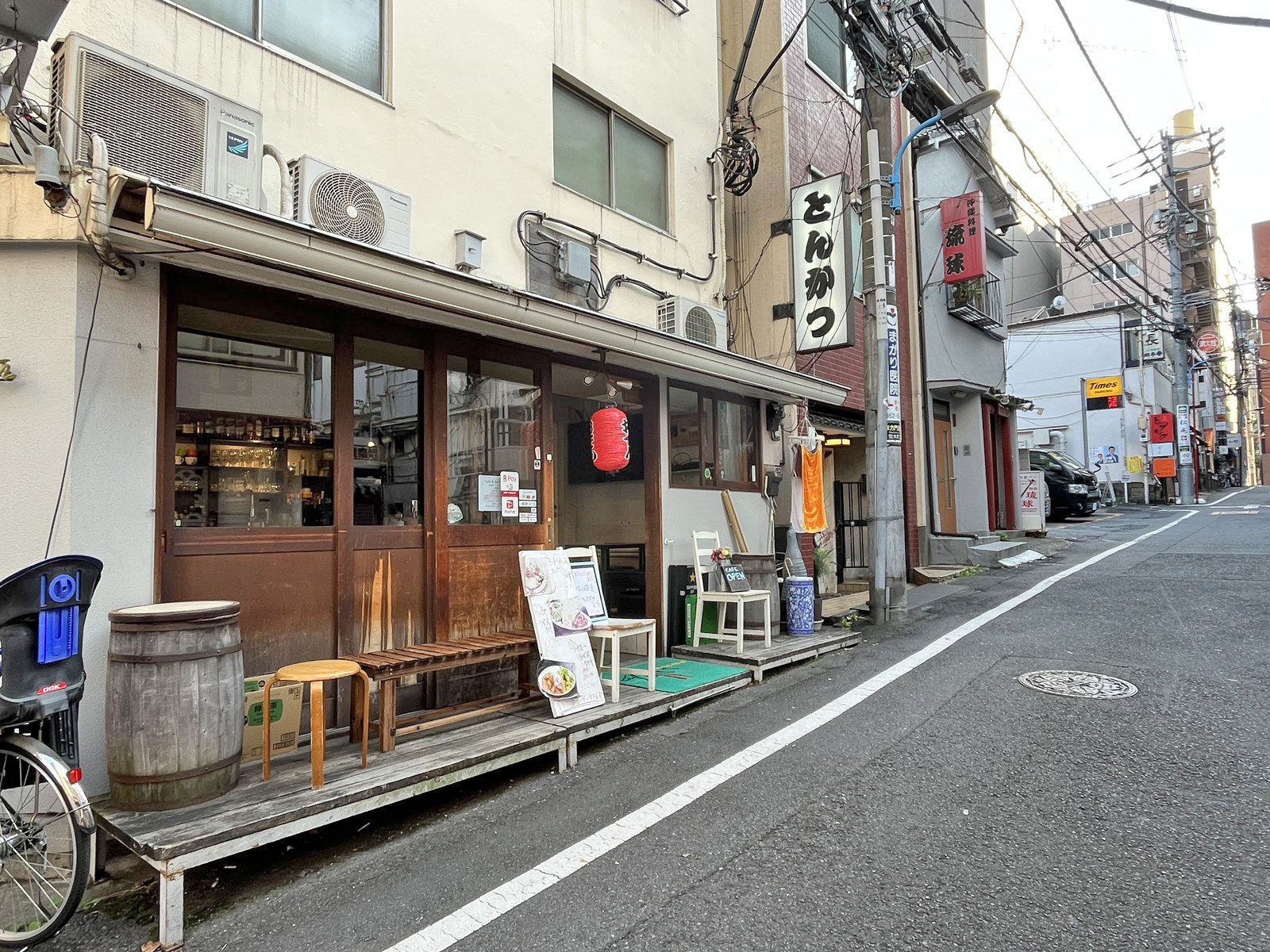 付近には飲食店が充実