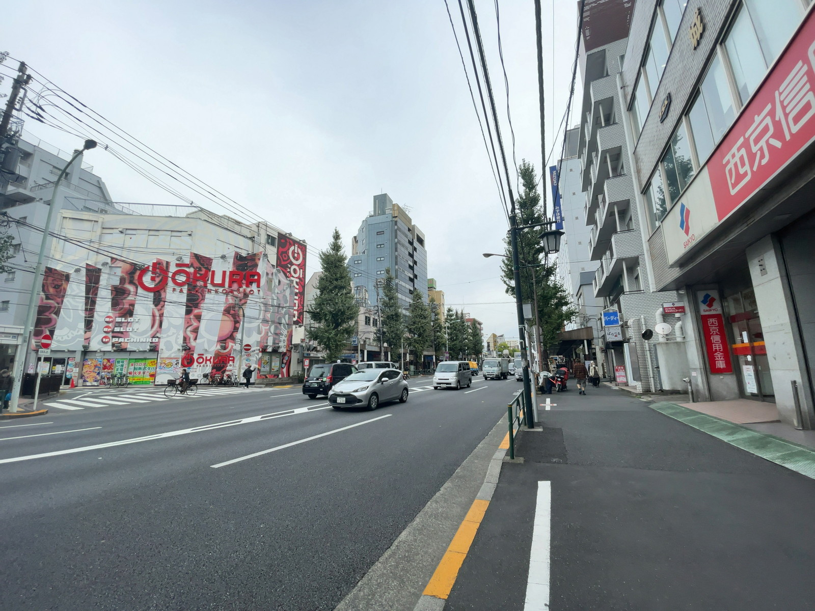 西京城西ビル前面の通り