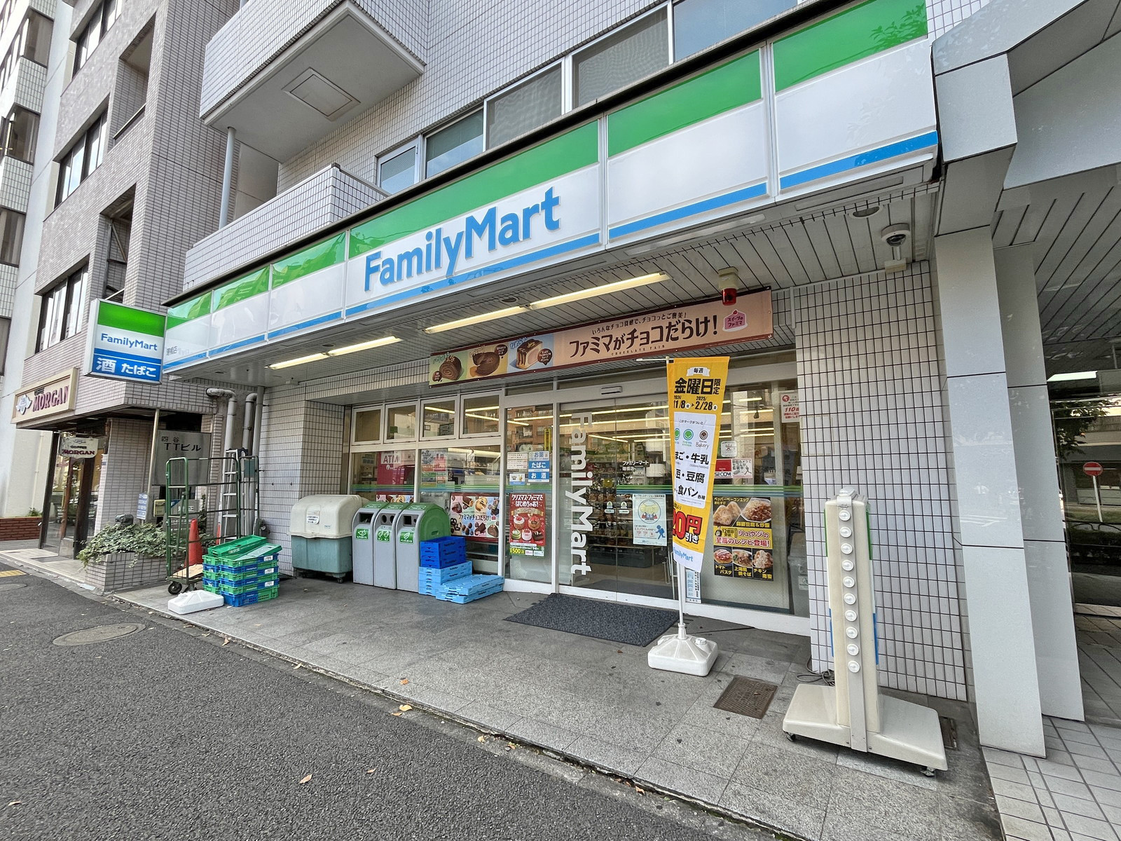 徒歩1分のファミリーマート曙橋店